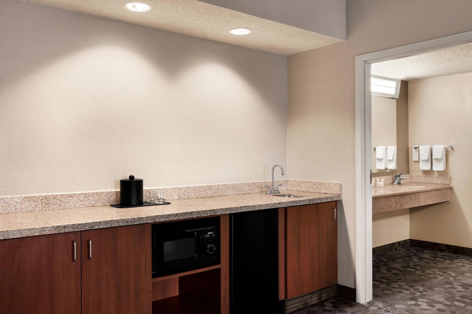 Courtyard By Marriott Tulsa Central Exterior photo